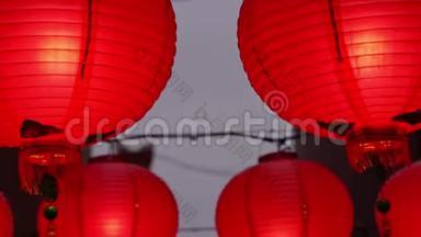 晚上走在中国传统的<strong>街道</strong>上，挂着漂亮的圆红灯笼，摇曳着，农历<strong>新年</strong>的概念f
